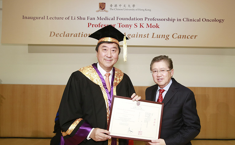 Prof. Joseph SUNG (left) presents a certificate of appreciation to Dr. Walton LI.